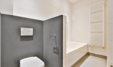 Мраморная плитка в туалете квартиры современного дизайна