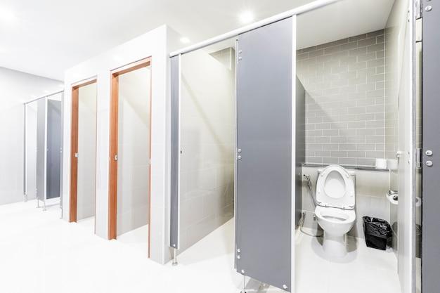  Керамическая плитка с геометрическим узором в туалете квартиры в скандинавском стиле