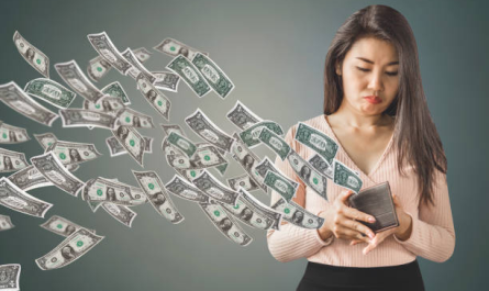 Женщина выглядит разочарованной, когда из ее смартфона вылетают деньги, что символизирует финансовые потери или цифровые расходы.