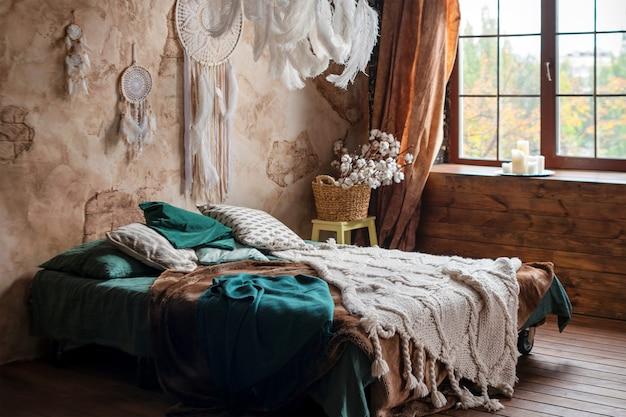  Интерьер спальни в кантри стиле - широкие окна, деревянная мебель и нежные текстильные аксессуары